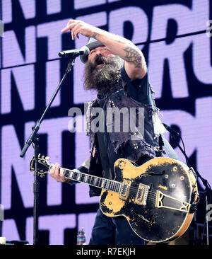 In California, Stati Uniti d'America. 8 Dic 2018. Tim Armstrong di rancido esegue sul palco durante il KROQ Absolut quasi acustico di Natale 2018 presso il Forum su dicembre 8, 2018 a Inglewood, California. Foto: imageSPACE/MediaPunch Credito: MediaPunch Inc/Alamy Live News Foto Stock