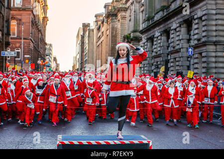 La Scozia, Regno Unito. 9DEC 2018.8000 corridori girato fuori per partecipare all'annuale carità 5k Santa Dash attraverso il centro di Glasgow per raccogliere fondi per il cancro Beatson carità. Con ogni anno, l'evento diventa sempre più popolare con le famiglie e gli animali domestici anche prendere parte Credito: Findlay/Alamy Live News Foto Stock