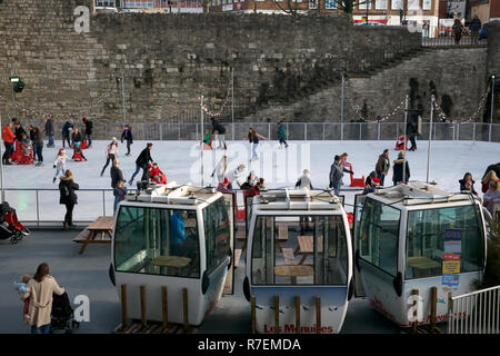 Southampton, Regno Unito. 9 Dic 2018. Le persone sono state fuori presto su una Domenica mattina il pattinaggio su ghiaccio in Southampton. Con solo sedici giorni a sinistra fino al grande giorno la gente inizia a fare shopping inizio per battere la folla.Credit: Keith Larby/Alamy Live News Foto Stock