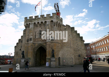 Southampton, Regno Unito. 9 Dic 2018. I cieli blu su un Bar porta un monumento in Southampton.Credit: Keith Larby/Alamy Live News Foto Stock