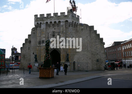 Southampton, Regno Unito. 9 Dic 2018. I cieli blu su un Bar porta un monumento in Southampton.Credit: Keith Larby/Alamy Live News Foto Stock