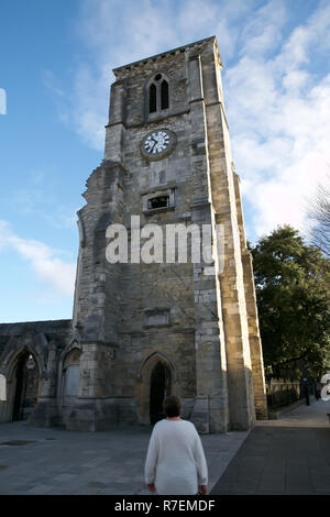 Southampton, Regno Unito. 9 Dic 2018. Blue Skies su Santo Rood rovine della chiesa di Southampton.Credit: Keith Larby/Alamy Live News Foto Stock