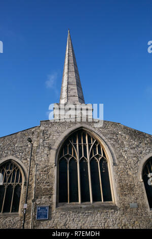 Southampton, Regno Unito. 9 Dic 2018. Il cielo blu sopra la chiesa di San Michele in Southampton.Credit: Keith Larby/Alamy Live News Foto Stock