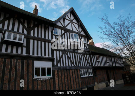 Southampton, Regno Unito. 9 Dic 2018. I cieli blu su un stile Tudor House a Southampton.Credit: Keith Larby/Alamy Live News Foto Stock