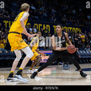 Hass Pavilion Berkeley CALIFORNIA, STATI UNITI D'AMERICA. 08 Dic, 2018. CA U.S.A. San Diego State avanti Matt Mitchell (11) guarda per un colpo durante il NCAA di pallacanestro degli uomini di gioco tra San Diego State gli Aztechi e la California Golden Bears 83-89 perso a Hass Pavilion Berkeley in California Thurman James/CSM/Alamy Live News Foto Stock