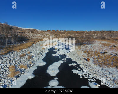 Arxan. Il 9 dicembre, 2018. Foto aerea adottate il 9 dicembre 2018 mostra il fiume Halha in Arxan, nel nord della Cina di Mongolia Interna Regione Autonoma. Nonostante il freddo intenso in inverno, una sezione del fiume Halha in Arxan non è mai congelato a causa delle fonti geotermiche nelle vicinanze. Credito: Zou Yu/Xinhua/Alamy Live News Foto Stock