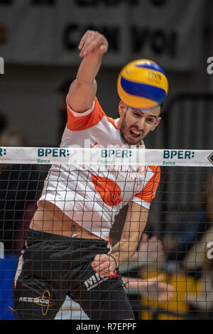 Modena, Italia. 8 Dic 2018. Michele Fedrizzi di Siena durante l'italiano Uomini lega volley serie A1 (SuperLega UnipolSai) match tra Modena Volley ed Emma Ville Siena al PalaPanini a Modena il 8 dicembre 2018. Credito: Enrico Calderoni AFLO/sport/Alamy Live News Foto Stock