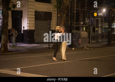 Buenos Aires, Argentina. 09Dec, 2018. Un paio di ballare il tango durante l? Grande Milonga nazionale 2018? Su Avenida de Mayo, a Buenos Aires, Argentina, Sabato, 8 dicembre 2018. Migliaia di appassionati di tango si sono riuniti nella città di Buenos Aires per ballare il tango per le strade. Credito: Mario De Fina/FotoArena/Alamy Live News Foto Stock