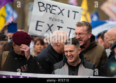 Brexit tradimento marzo. I manifestanti stanno dimostrando a ciò che vedono come un tradimento da parte del governo del Regno Unito di non attenersi a lasciare l'UE nel suo complesso dopo il referendum. Tommy Robinson Foto Stock