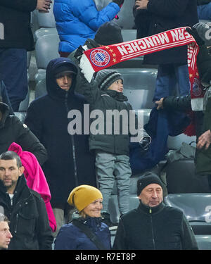 Monaco di Baviera, Germania. 8 dicembre 2018. ex FCB player, DFB capitano Philipp Lahm con figlio Julian FC Bayern Monaco - 1.FC NORIMBERGA 3-0 - DFL REGOLAMENTI VIETANO QUALSIASI USO DI FOTOGRAFIE come sequenze di immagini e/o quasi-VIDEO - 1.della Lega calcio tedesca , Monaco di Baviera, Dicembre 08, 2018 stagione 2018/2019, giornata 14, FCB, 1.FC Nürnberg © Peter Schatz / Alamy Live News Foto Stock