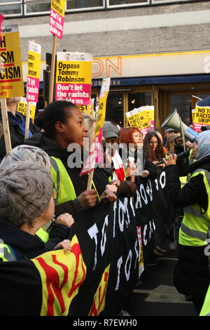 Londra, UK, 9 dicembre 2018. Una dimostrazione che gli organizzatori descritto come essendo per tutti antifascisti, indipendentemente dalla loro posizione sul lasciare/rimangono sul Brexit, oppone 'Tommy Robinson, il fascismo e il razzismo. Una linea di donne tenutasi il banner che portano il marzo. Il marzo di BBC, Portland Place a Whitehall è un contatore protestare contro uno chiamato da Robinson e UKIP. Roland Ravenhill / Alamy Live News Foto Stock