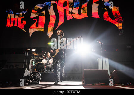 San Jose, California, Stati Uniti d'America. 8 dicembre 2018. Gethin Davies e Jed Elliot dei puntoni esegue sul palco al centro di SAP durante l'ALT 105,3 Non così Silent Night a San Jose, California. Foto: Chris Tuite/imageSPACE/MediaPunch Credito: MediaPunch Inc/Alamy Live News Foto Stock