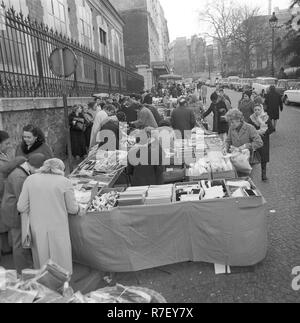 Tessili e prodotti per uso domestico sono vendute su un mercato di strada sulla Avenue de Champs Elysees a Parigi nel novembre 1970. Foto. Wilfried Glienke | Utilizzo di tutto il mondo Foto Stock