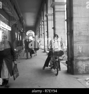 Un adolescente porta un cestello con baguette su una strada per lo shopping a Parigi nel novembre 1970. Foto: Wilfried Glienke | Utilizzo di tutto il mondo Foto Stock
