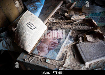 Gerico, Palestina. Nelle aree autonome. 09Dec, 2018. Una foto di ex israeliana il Ministro della difesa Moshe Dayan, su una pagina di una rivista trovata in una chiesa etiope nella terra dei monasteri in Qasr al-Yahud 'Castello degli ebrei". Clearing work dall'internazionale anti-mine carità alo fiducia e le autorità israeliane nella regione continua a cancellare le mine terrestri attorno a sette vecchie chiese abbandonate sulla riva occidentale del Giordano, a sud di Gerico, poiché il 1967 Guerra di sei giorni. Credito: Ilia Yefimovich/dpa/Alamy Live News Foto Stock