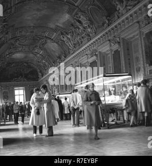 I visitatori sono illustrati nel museo del Louvre a Parigi nel novembre 1970. Si suppone di essere uno dei più visitati musei del mondo. Foto: Wilfried Glienke | Utilizzo di tutto il mondo Foto Stock