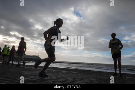 Aberystwyth, Wales, Regno Unito. Il 9 dicembre 2018. Ventesimo anniversario della Aberystwyth dieci chilometri di corsa che ha cominciato e finito sul Aberystwyth Promenade in un freddo vento e pioggia. Credito: Paolo Quayle/Alamy Live News Foto Stock