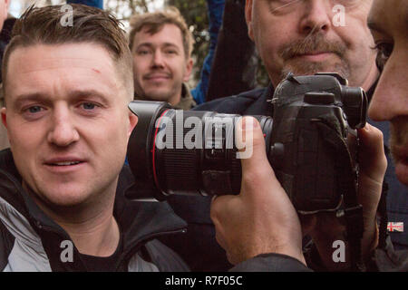 Lonson UK 9 Dic 2018 Tommy Robbinson marche withProtesters attraverso Londra il UKIP-backed Brexit tradimento come dimostrazione di come il voto determinante sul Brexit trattare alla House of Commons telai. Foto Stock