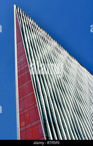 Triangolo astratto freccia a forma di testa sulla facciata di architettura moderna su parte della Nova ufficio edificio blu sullo sfondo del cielo Victoria Londra Inghilterra REGNO UNITO Foto Stock