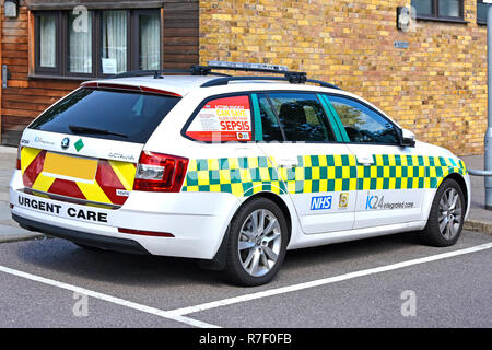 Sensibilizzazione sanitaria poster Annuncio promozione di salvare vite umane da sepsi NHS parcheggiato medici finestra auto nel servizio sanitario nazionale ospedale England Regno Unito Foto Stock