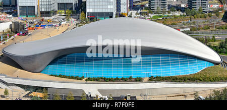 Vista aerea guardando in giù sul tetto & lato Il London Aquatics Centre Olympic Park piscina pubblica coperta edificio moderno design London Inghilterra England Regno Unito Foto Stock