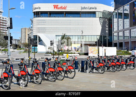 John Lewis grande e moderna Westfield White City department store edificio a Shepherds Bush Westfield Shopping Centre Santander noleggio bici a Londra England Regno Unito Foto Stock