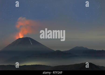 Gunung attivo vulcano Bromo di notte, Bromo-Tengger-Semeru National Park, Java, Indonesia Foto Stock