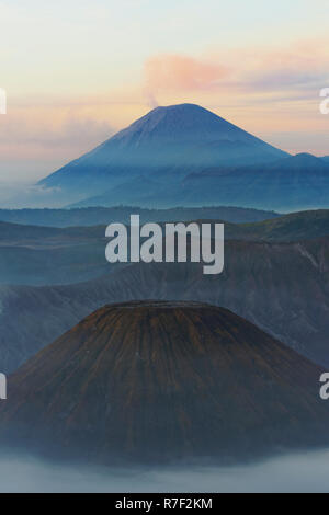 Alba sul fumo Gunung vulcano Bromo, Bromo-Tengger-Semeru National Park, Java, Indonesia Foto Stock