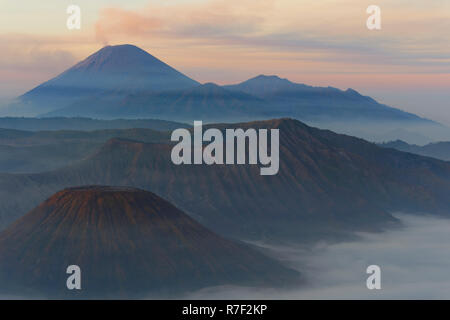 Alba sul fumo Gunung vulcano Bromo, Bromo-Tengger-Semeru National Park, Java, Indonesia Foto Stock