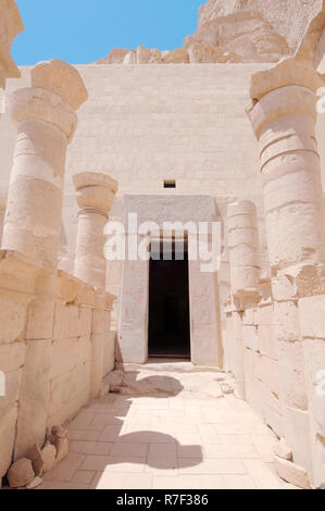 Hatshepsut del tempio, entrata al santuario di Deir el-Bahari, Tebe, Luxor, Egitto Foto Stock