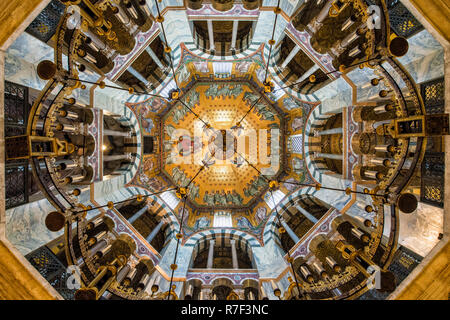 La Cattedrale di Aquisgrana cupola e il Barbarossa lampadario, Sito Patrimonio Mondiale dell'Unesco, Aachen, Nord Reno-Westfalia, Germania Foto Stock