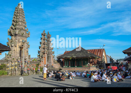 I credenti nella pura Ulun Danu Batur tempio, Bali, Indonesia Foto Stock