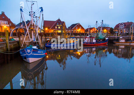 Il porto per la pesca di gamberetti, barche in Neuharlingersiel, Bassa Sassonia, Germania Foto Stock