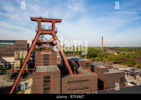 Zeche Zollverein, ex miniera di carbone, Sito Patrimonio Mondiale dell'UNESCO, avvolgimento tower, doppia headframe dell'albero 12, Essen Foto Stock