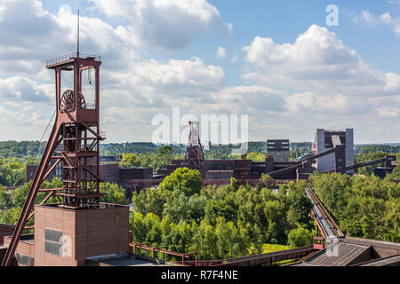 Zeche Zollverein, ex miniera di carbone, Sito Patrimonio Mondiale dell'UNESCO, headframe, albero 1-2-8 e l'albero 12, Ruhrmuseum sul retro Foto Stock