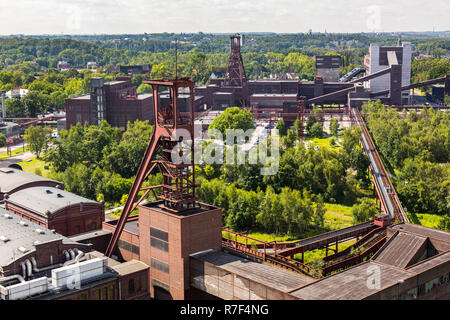 Zeche Zollverein, ex miniera di carbone, Sito Patrimonio Mondiale dell'UNESCO, headframe, albero 1-2-8 e l'albero 12, Ruhrmuseum sul retro Foto Stock