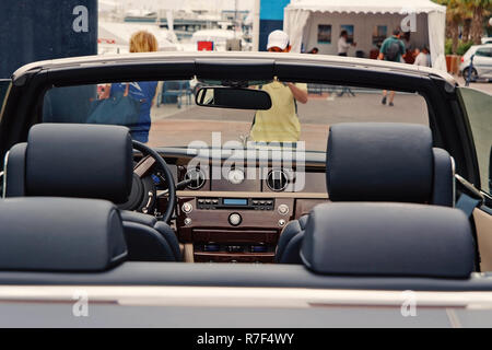 MONTE CARLO, Monaco - Aprile 8, 2010: autovettura Rolls-Royce Phantom Drophead Coupe nella strada della citta'. Foto Stock