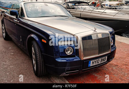 MONTE CARLO, Monaco - Aprile 8, 2010: autovettura Rolls-Royce Phantom Drophead Coupe nella strada della citta'. Foto Stock