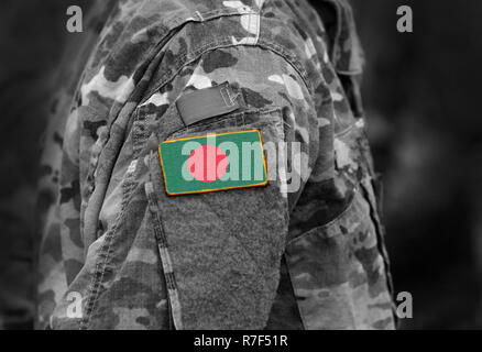 Bandiera del Bangladesh sul braccio di soldati. Bandiera del Bangladesh sul uniformi militari (collage). Foto Stock