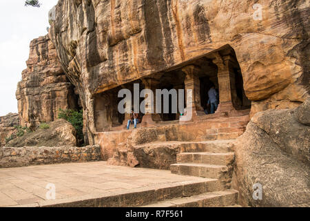 Cave 4 in corrispondenza Badami è dedicata a Jain Tirthankaras. Foto Stock