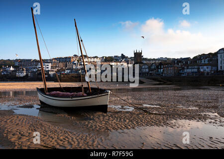 Barca in porto, la bassa marea, St. Ives, Cornwall, Regno Unito Foto Stock