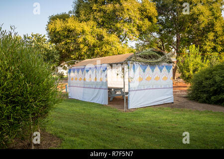 Sukkah decorato con motivo a stampa, data di rami di palma e testo ebraico della benedizione: concedere la pace ovunque di bontà e di benedizione e di grazia, di amare kin Foto Stock