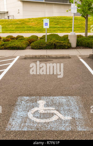 EVERETT, WA, Stati Uniti d'America - Giugno 2018: Baia di parcheggio riservato per persone disabili al Boeing Visitor Center di Everett. Foto Stock