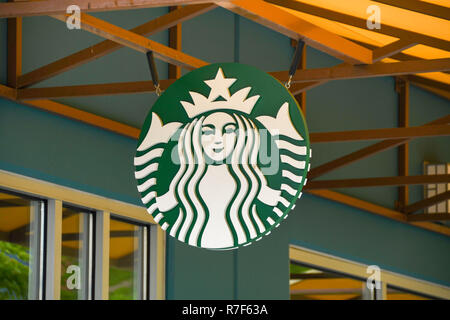 SEATTLE, WA, Stati Uniti d'America - Giugno 2018: vista ravvicinata del segno al di fuori del caffè Starbucks presso il Premium Outlet Shopping Mall vicino Seattle. Foto Stock