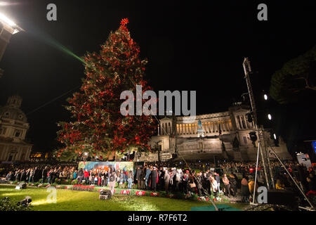 Roma, Italia. 08 Dic, 2018. Sindaco di Roma Virginia Raggi prende parte alla cerimonia di illuminazione di illuminazione dell'albero di Natale in Piazza Venezia e Via del Corso, sponsorizzato da Netflix Credito: Matteo Nardone/Pacific Press/Alamy Live News Foto Stock