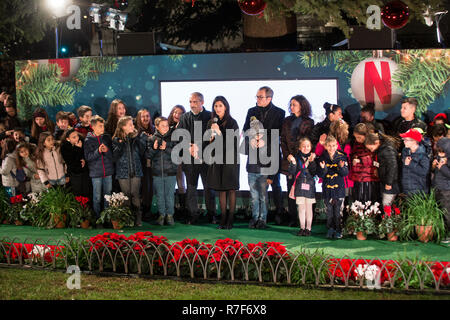 Roma, Italia. 08 Dic, 2018. Sindaco di Roma Virginia Raggi prende parte alla cerimonia di illuminazione di illuminazione dell'albero di Natale in Piazza Venezia e Via del Corso, sponsorizzato da Netflix Credito: Matteo Nardone/Pacific Press/Alamy Live News Foto Stock