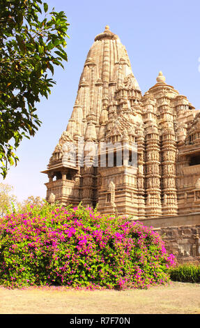 Devi Jagdambi tempio, Western i templi di Khajuraho, Madya Pradesh, India. Giornata di Primavera. Patrimonio Mondiale dell Unesco Foto Stock