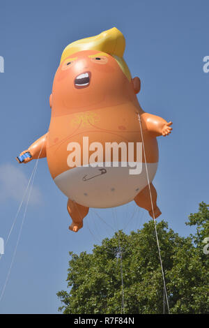 Mongolfiera gigante di Donald Trump ritratto come un bambino. Protesta contro la visita di Donald Trump nel Regno Unito. Piazza del Parlamento, Londra. REGNO UNITO 13.07.2018 Foto Stock