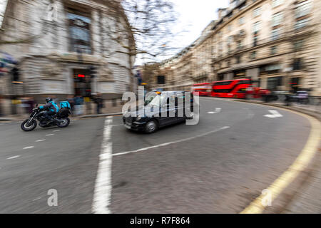 Black Cab passa dall'Alta commissione di Australia, la più lunga istituito una missione diplomatica a Londra. Regno Unito Foto Stock