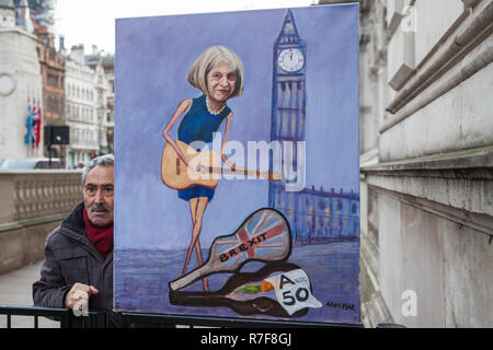 Londra, Regno Unito. 4 dicembre, 2018. Artista satirico Kaya Mar sorge al di fuori di Downing Street con un dipinto con il Primo Ministro Theresa Maggio immediata Foto Stock